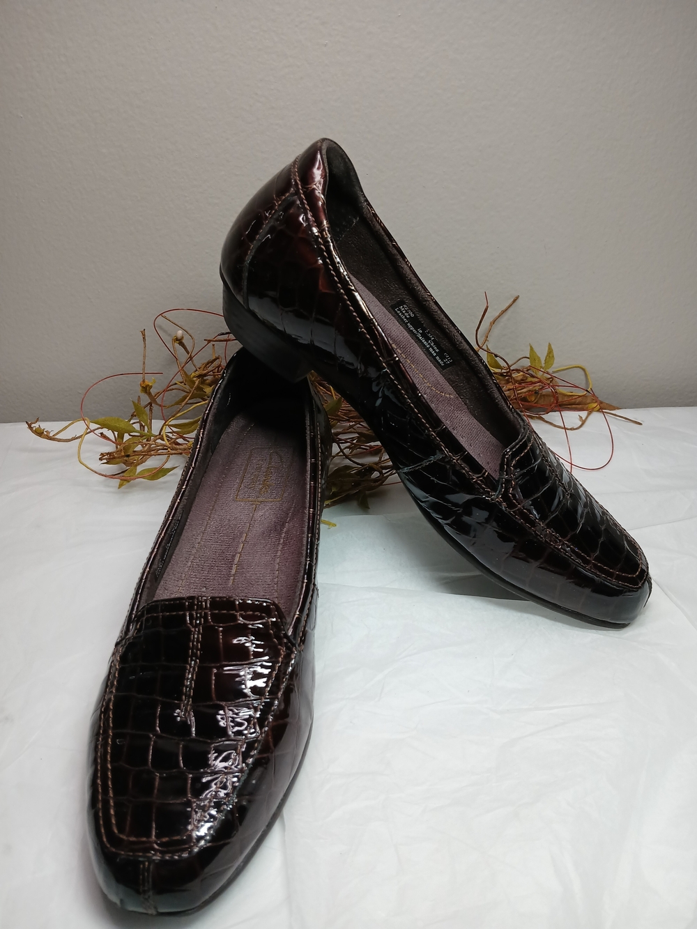 Clarks Croc-Embossed Patent Leather Loafers in Dark Maroon Womens Sz 7.5M Shiny